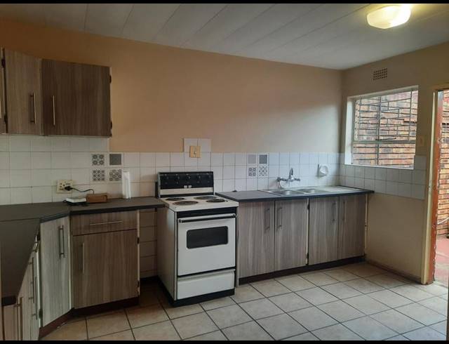 3 BEDROOM TOWNHOUSE FOR SALE IN VANDERBIJLPARK CE 3